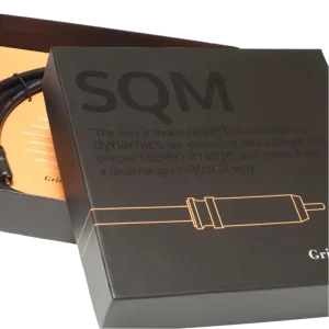 Gros plan sur la boîte des câbles de modulation RCA Grimm Audio SQM