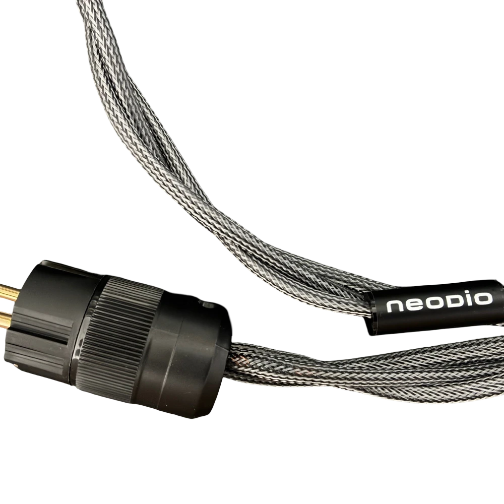 Câble secteur Neodio Fractal 32P en gros plan sur fond transparent