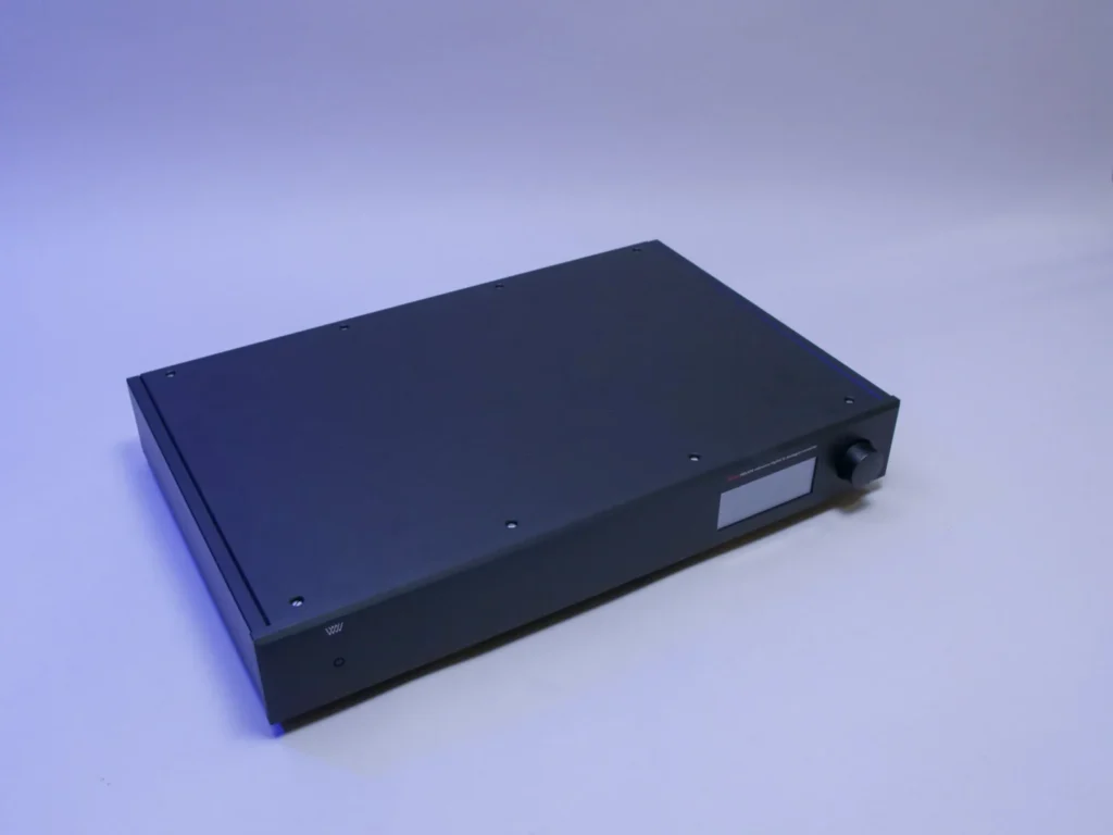 The Weiss Helios. What a DAC/streamer! To say we are enthusiastic is an understatement. With every track, we want to stand up and dance along. The Helios, just like the Grimm MU2, has achieved…