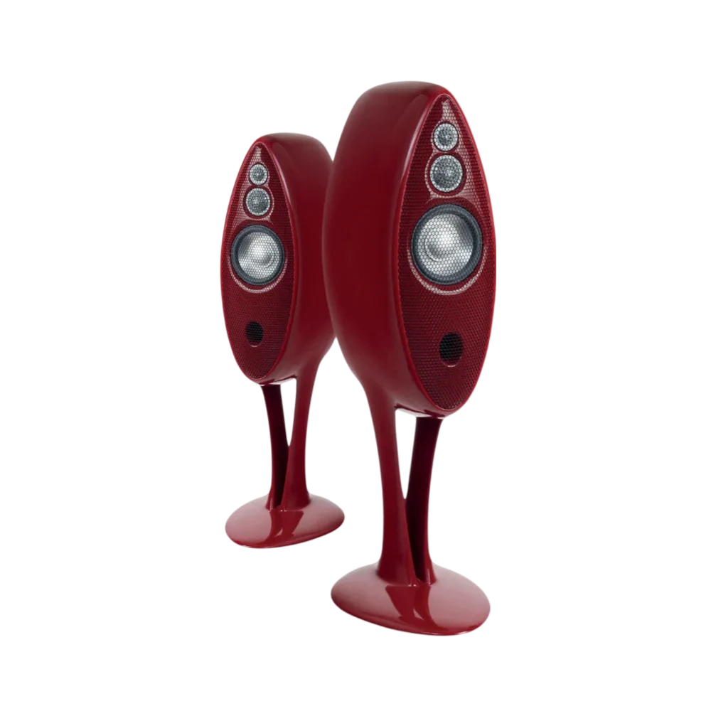 Paire d'enceintes Vivid Audio Oval B1 Decade rouges posées l'une devant l'autre dans des angles différents avec trois haut-parleurs en façade et l'évent Bass-reflex situé en dessous