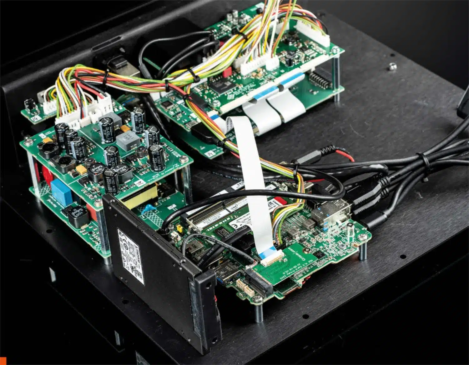Vue interne du Grimm Audio MU1 ouvert montrant des circuits imprimés avec plusieurs fils et connecteurs présentée dans Audio Vidéo Mag (par 1877.audio)