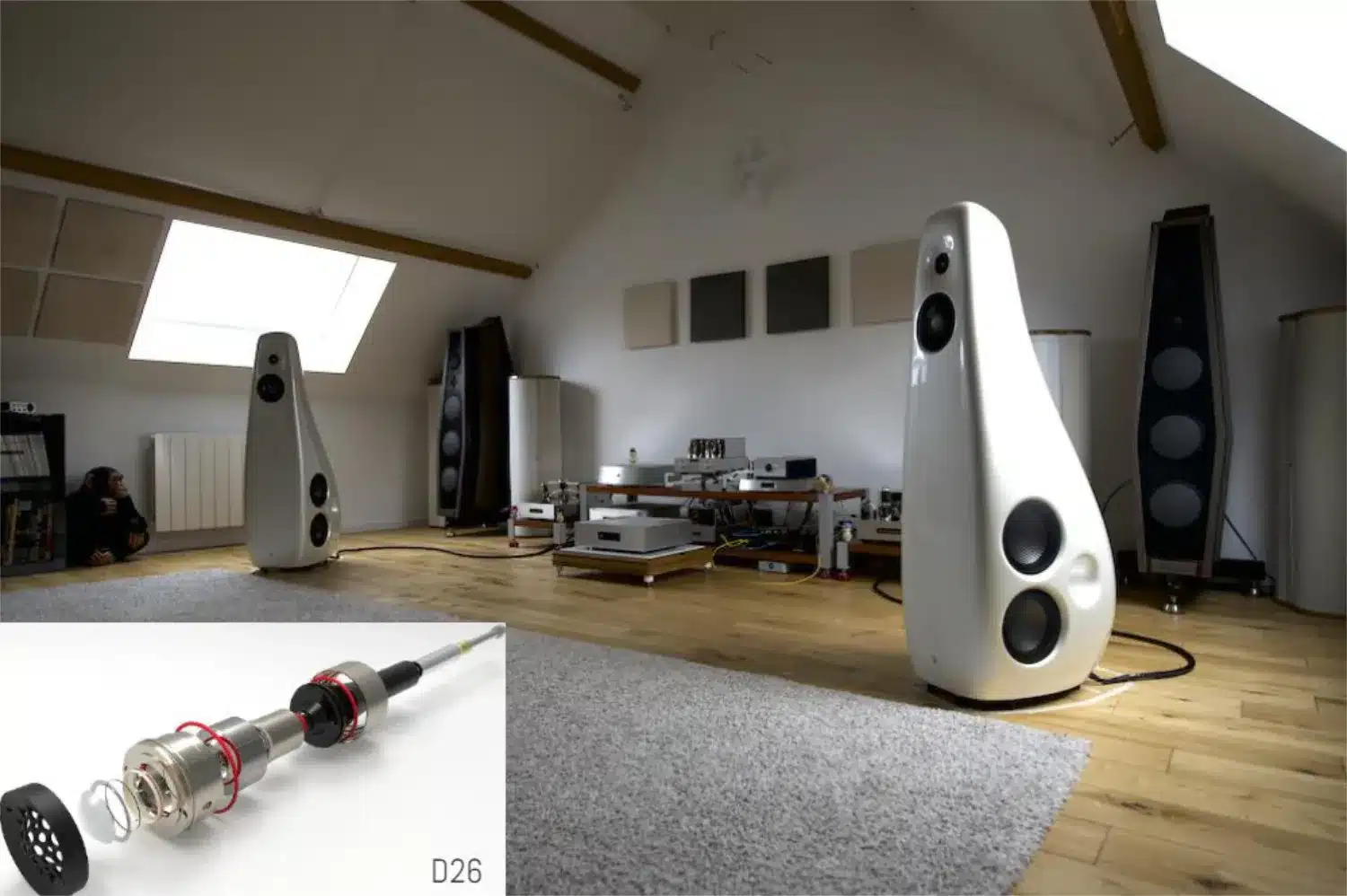 Salon moderne sous toiture doté d'équipements audio haut de gamme dont des Vivid Audio Kaya 90 testées dans l'article, des amplificateurs et une platine vinyle (par 1877.audio)