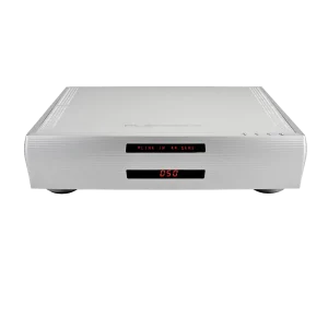 Convertisseur (DAC) Playback Designs MPD-6, qui peut accueillir en option un carte réseau, vu de face avec son boitier en aluminium texturé, ses quatre boutons à droite de la face supérieure et ses deux afficheurs disposés l'un sur l'autre sur la face avant, l'un indiquant la source actuelle PLINK et l'autre le niveau de sortie à 050