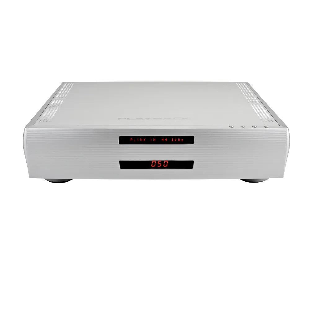 Convertisseur (DAC) Playback Designs MPD-6, qui peut accueillir en option un carte réseau, vu de face avec son boitier en aluminium texturé, ses quatre boutons à droite de la face supérieure et ses deux afficheurs disposés l'un sur l'autre sur la face avant, l'un indiquant la source actuelle PLINK et l'autre le niveau de sortie à 050