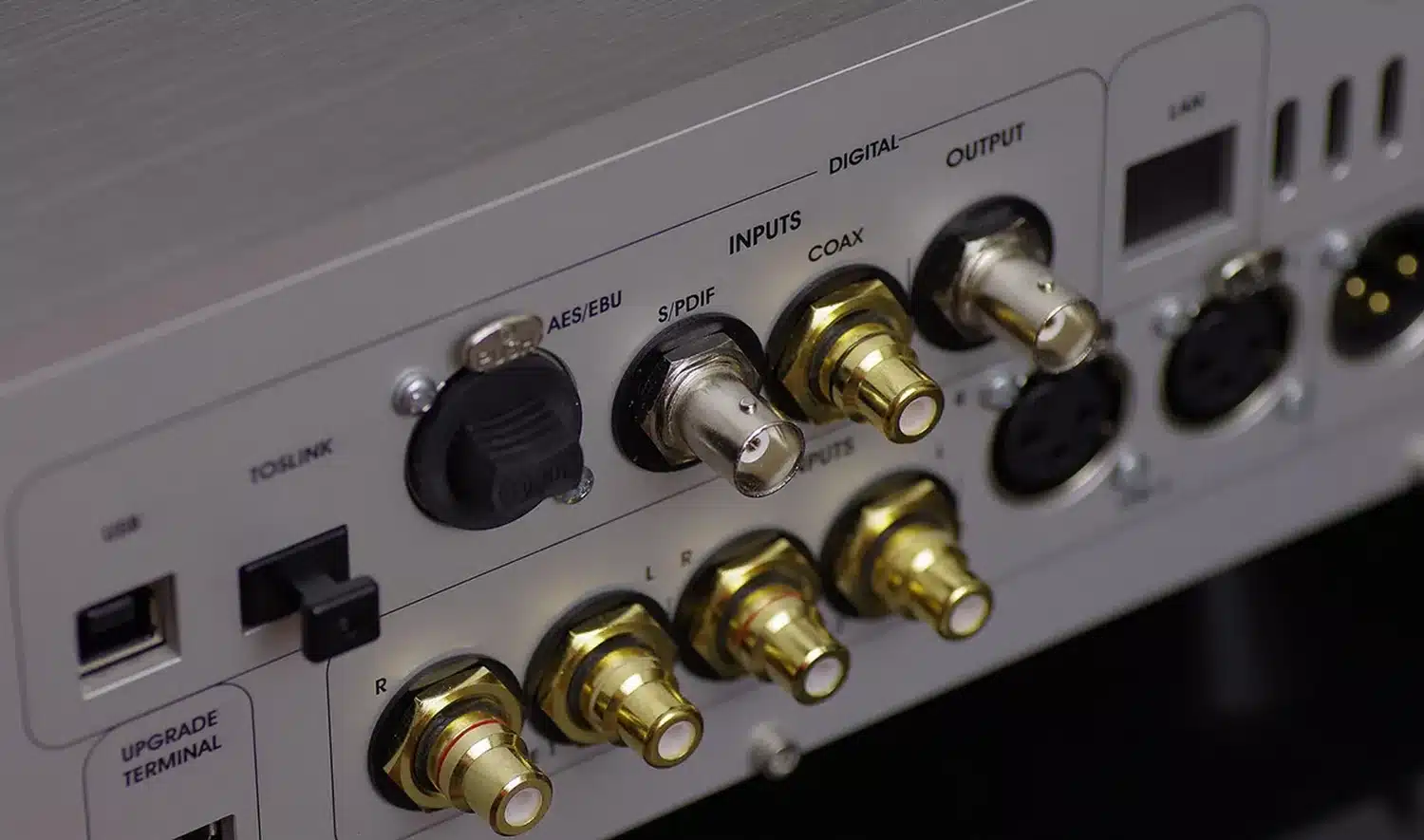 Image en gros plan du panneau arrière du Vermeer Audio Two comportant divers connecteurs d'entrée et de sortie numériques dont aes/ebu, s/pdif et toslink ainsi que des entrées analogiques (par 1877.audio)