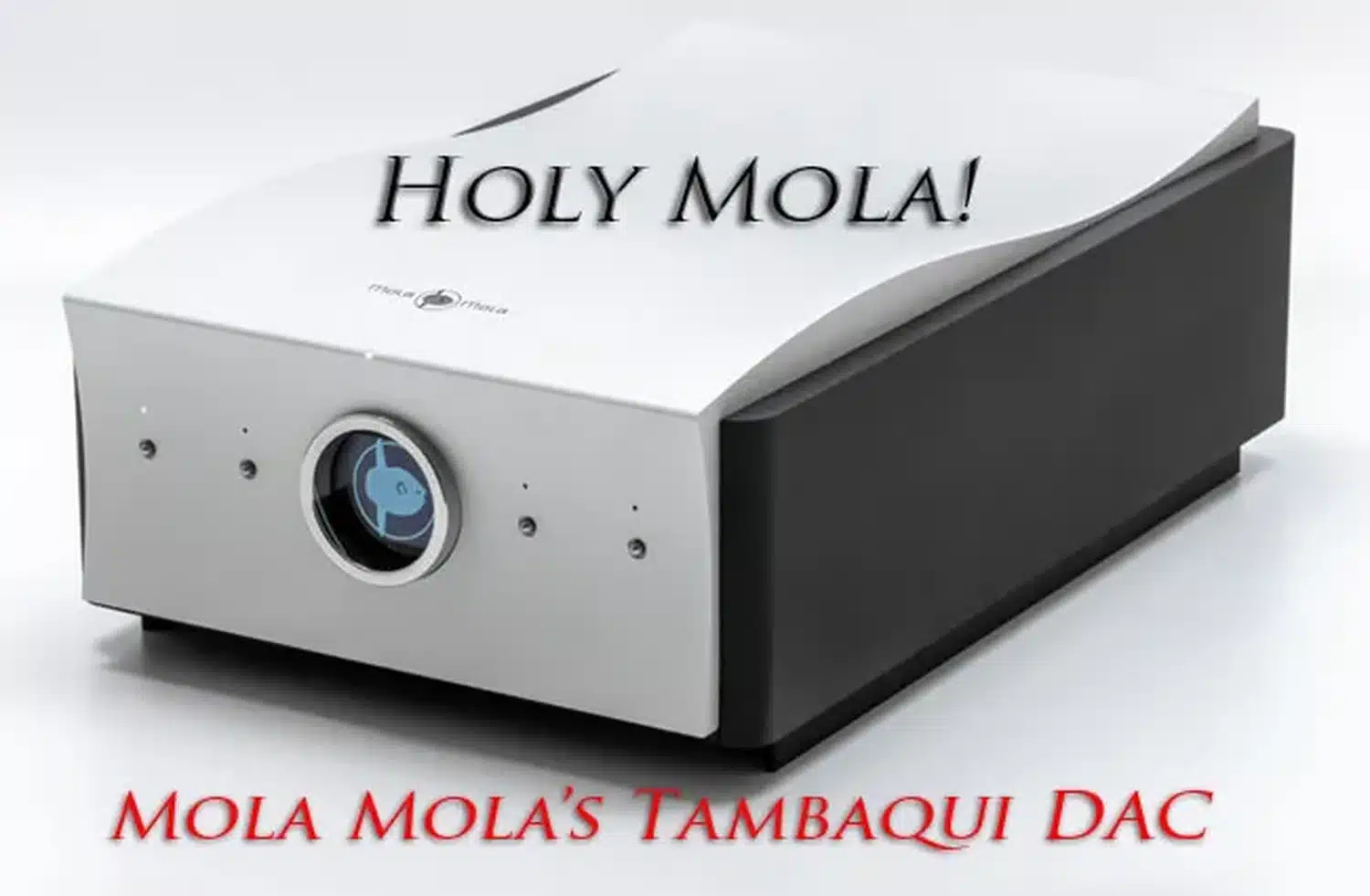 Un appareil audio, le DAC Mola-Mola Tambaqui au design argenté en vague, met en évidence son affichage circulaire sur le devant avant le logo de la marque (un poisson ventru). La photo est sous-titré "Holy Mola !" par Stereo Times (par 1877.audio)