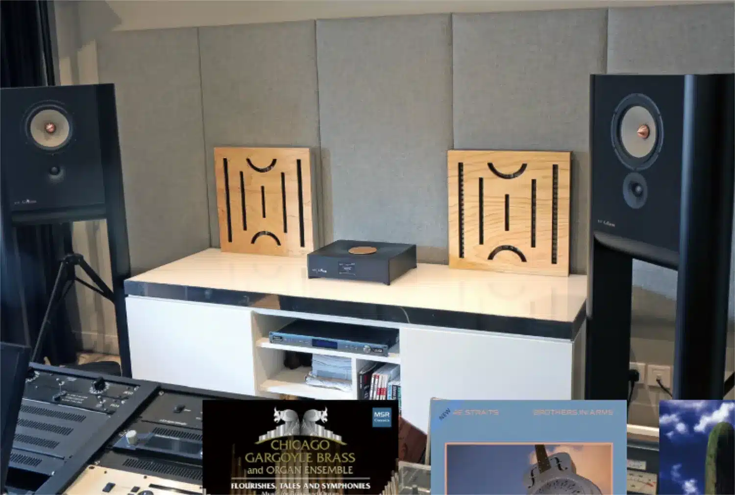 Une configuration de studio audio avec deux enceintes Grimm Audio, diffuseurs de son et le MU1 posés sur un bureau (par 1877.audio)