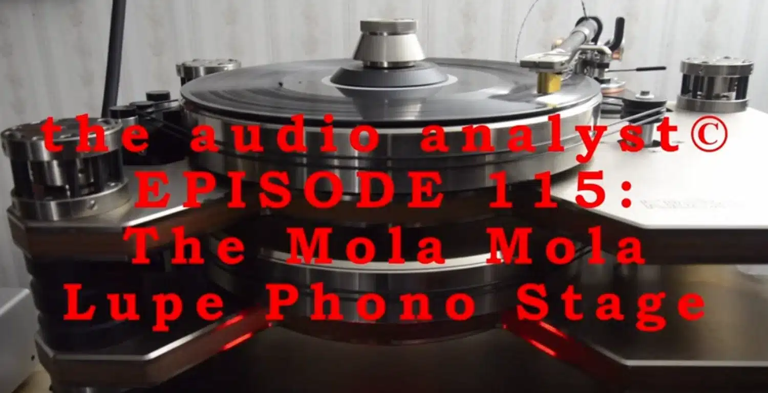 Un gros plan d'une platine vinyle avec le texte "The Audio Analyst Episode 115 : le phonostage Mola-Mola Lupe" en incrustation rouge (par 1877.audio)