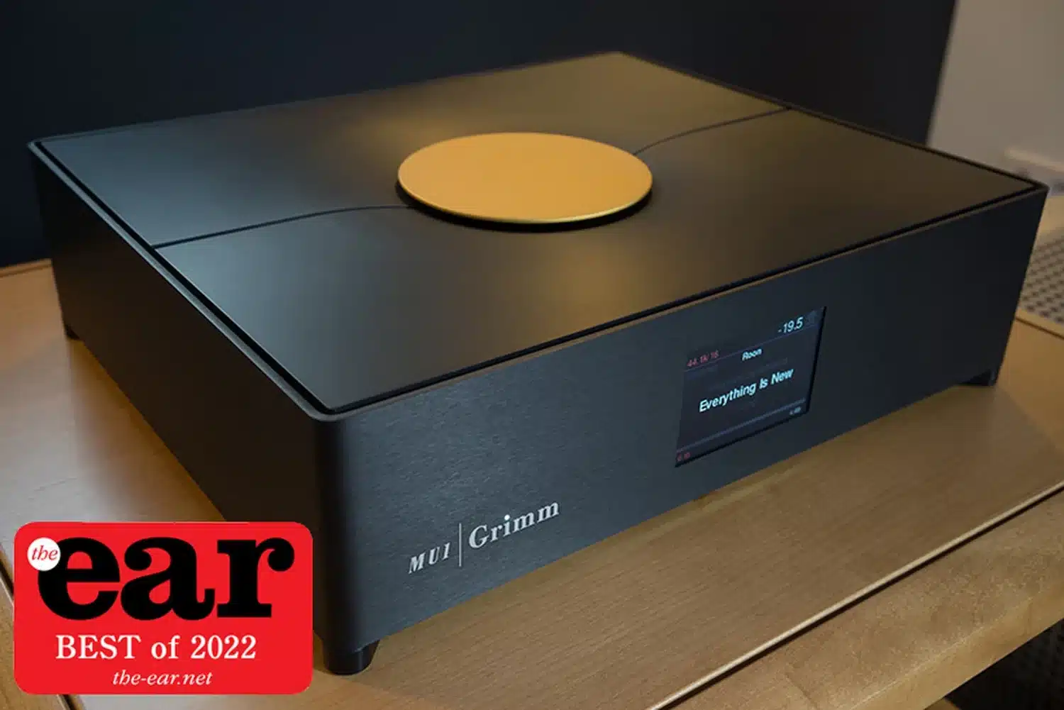 Un streamer Grimm Audio MU1 avec son affichage numérique et son disque de contrpole doré récompensé "Best of 2022" par The Ear (par 1877.audio)