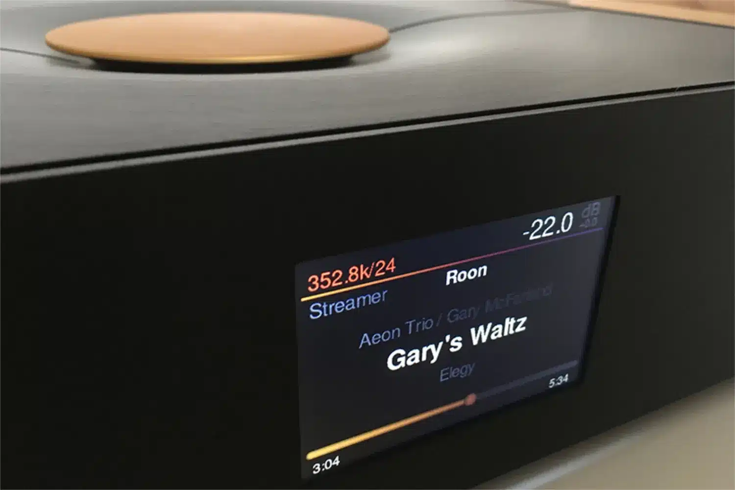 Gros plan sur le streamer audio numérique Grimm Audio MU1 jouant le morceau "Gary's Waltz" d'Aeon Trio, y compris des détails tels que la fréquence "352,8k", la résolution "24 bits" et le niveau de volume à "-22.0dB" (par 1877.audio)