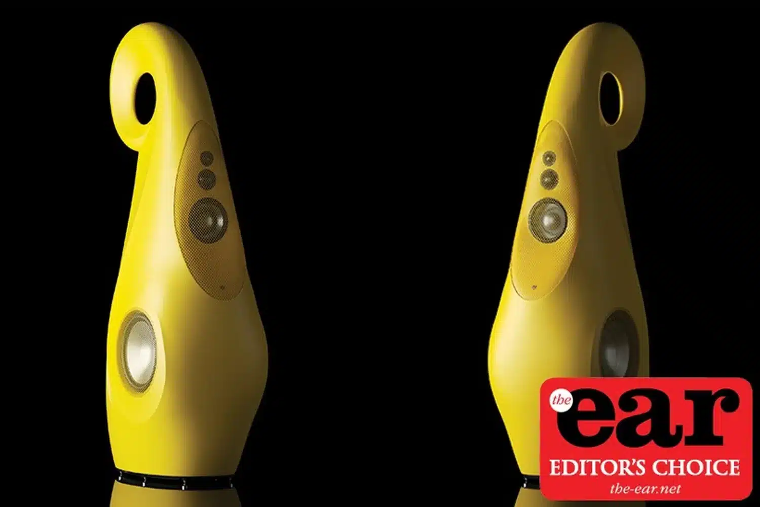Deux enceintes Vivid Audio Giya G1 Spirit jaunes pincées vers l'intérieur sur fond noir, avec un badge « choix de l'éditeur » de The Ear (par 1877.audio)