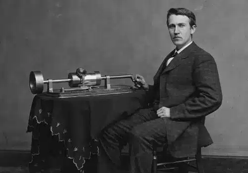 Photo de Thomas Edison devant son invention, le phonographe