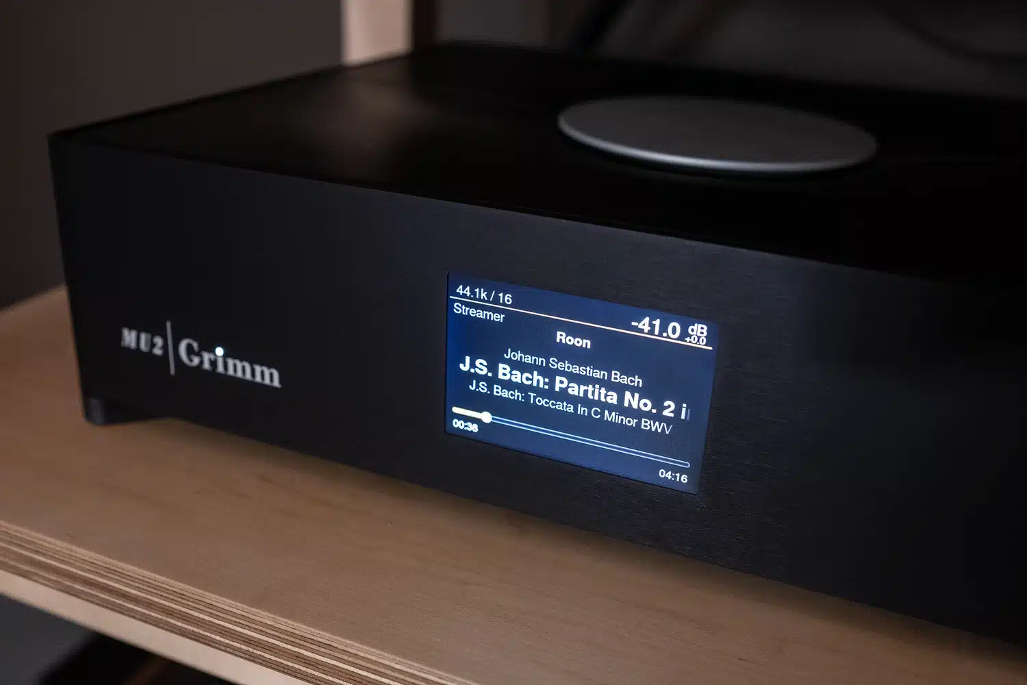 Le streamer/DAC Grimm Audio MU2 affichant les informations sur la piste sur son écran numérique "Toccata en do mineur de Johan Sebastian Bach, BWV 911 (par 1877.audio)